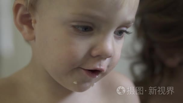 孩子喜欢零食坐在餐厅的桌子视频