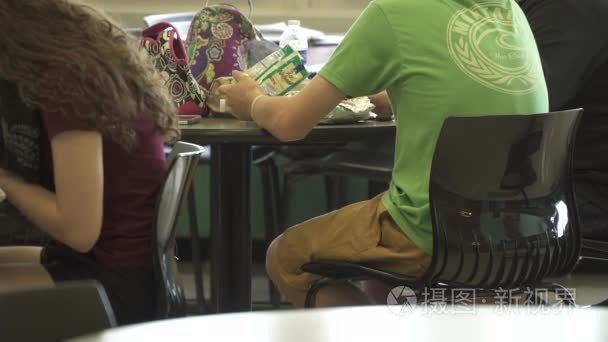 学生工作在他们的教室里的桌子视频
