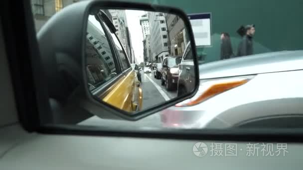 从一辆出租车在纽约城的视图视频