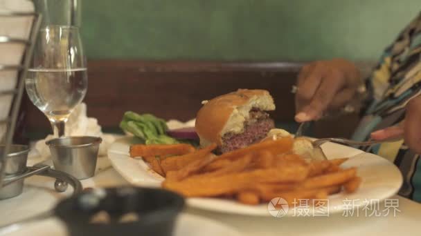 现场的人在一家餐馆吃饭视频