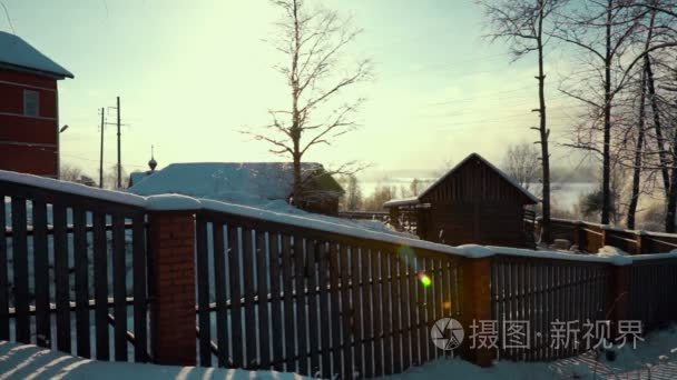 栅栏附近农村的木屋里冬天视频