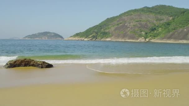 波浪冲上里约热内卢海滩