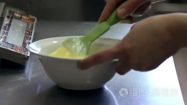 厨师在汤盘花冠的鞭子鸡蛋视频