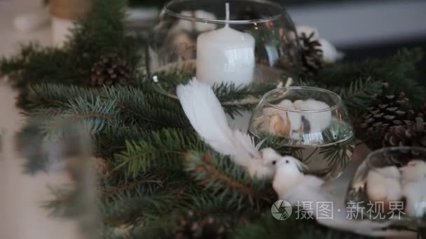 在一个玻璃花瓶蜡烛圣诞土气视频