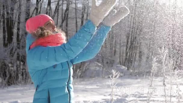 幸福的年轻女人玩雪视频
