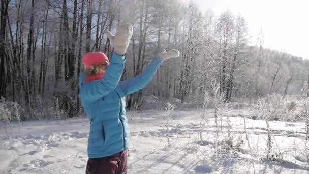 幸福的年轻女人玩雪视频