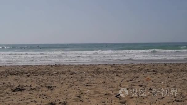 摩洛哥波浪破碎在海滩上视频