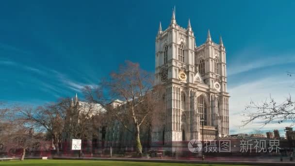 在伦敦的蓝色天空下随时间推移威斯敏斯特大教堂