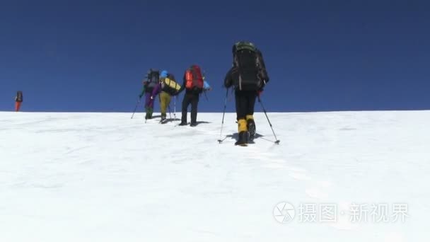 登山者攀登高高的山上视频