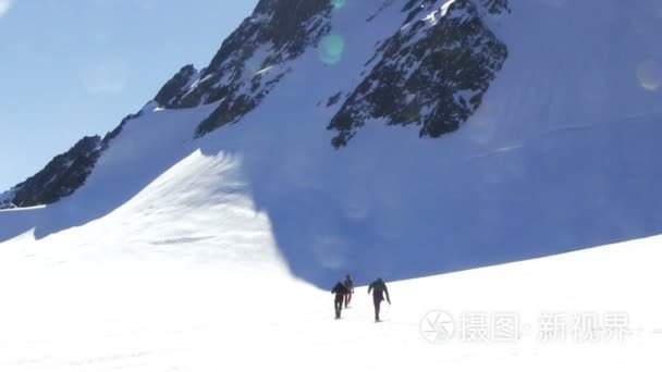 登山者走到山口视频