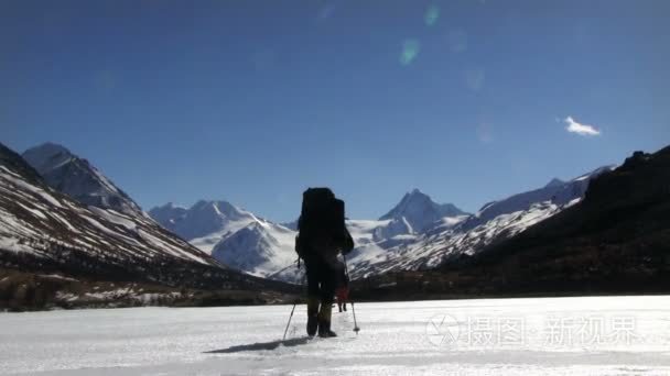 行走在阿尔泰山脉的旅行视频