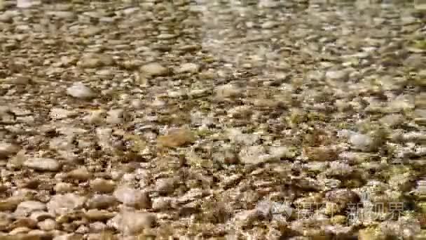 在阿曼峡谷河石头和浮动水视频