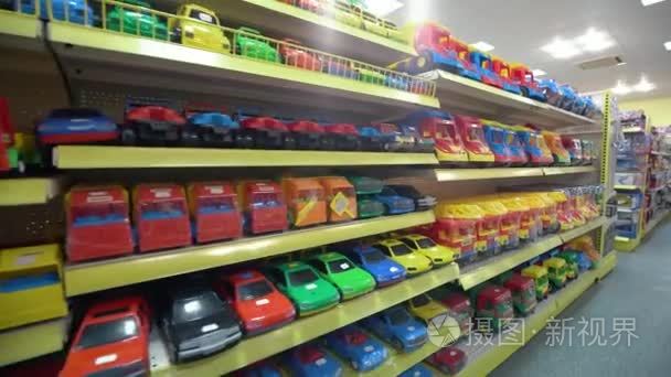 儿童的轿车和卡车在商店货架上视频