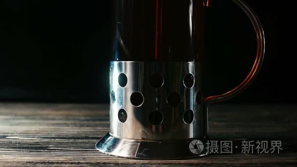 茶被倒入玻璃茶杯子视频