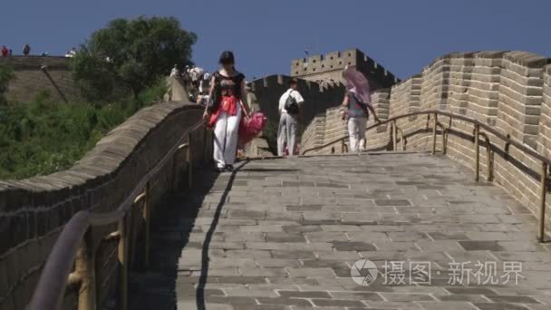 女人走在中国长城下降视频