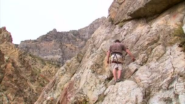 登山者爬上悬崖的脸视频
