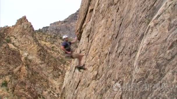 登山者在悬崖脸上跳来跳去视频