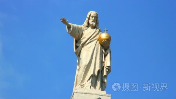 与金色的宗教象征人物雕像视频