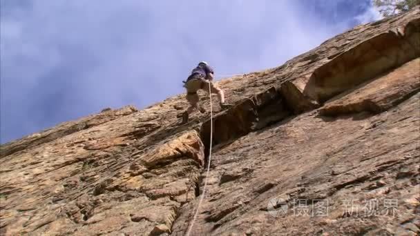 在崖面上的登山视频