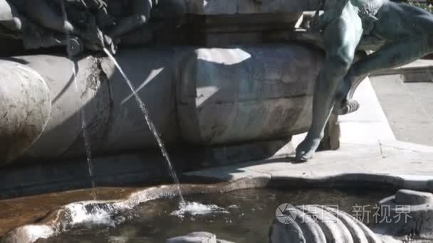 古代的喷泉和在意大利人物雕像