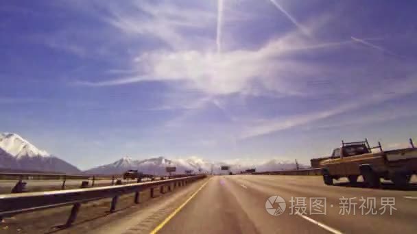 在犹他州的高速公路上的车辆视频