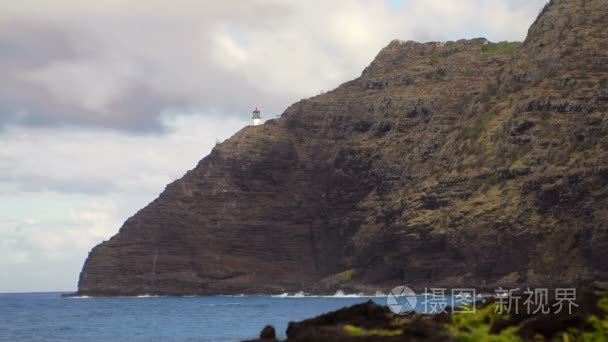 随时间推移山峭壁上海滩与云