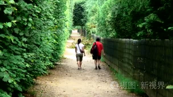 男人和女人走小路绿化视频