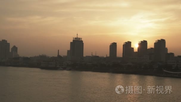 中国城市景观日出时的摇镜拍摄视频