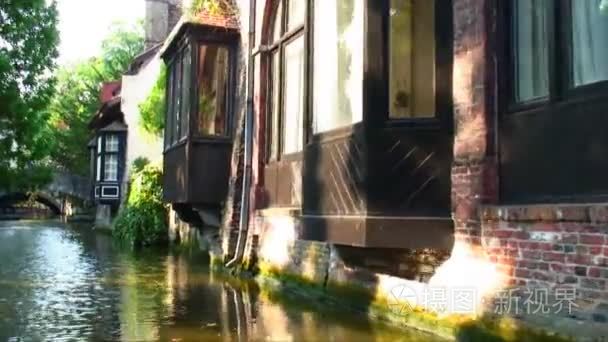 布鲁日的一条运河边的建筑物视频