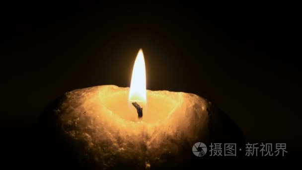 黑色背景上的蜡烛灯视频