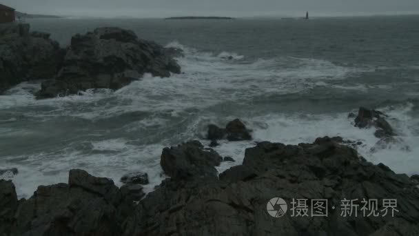 在缅因州海岸的岩石出露的海浪