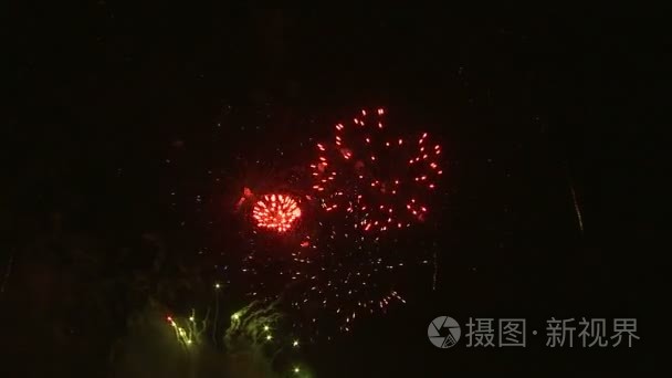 烟花在夜空中爆炸视频