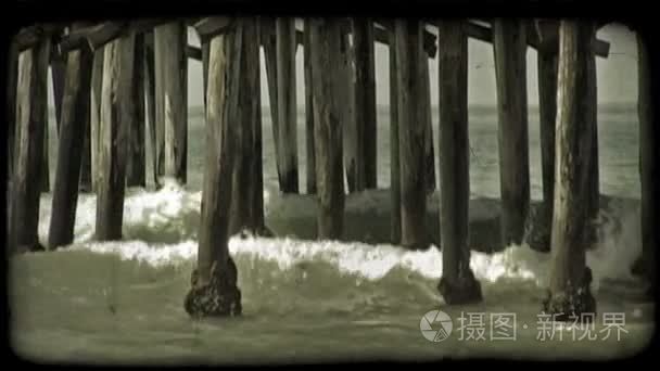 波向海滩进来并猛烈撞击苔藓站视频