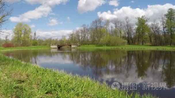 在公园的湖中的破旧小桥视频