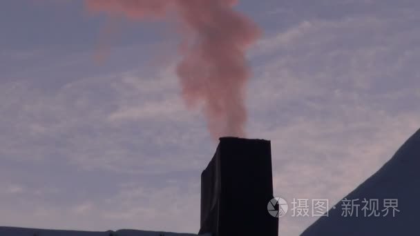粉红色的房子的烟囱冒出的浓烟视频