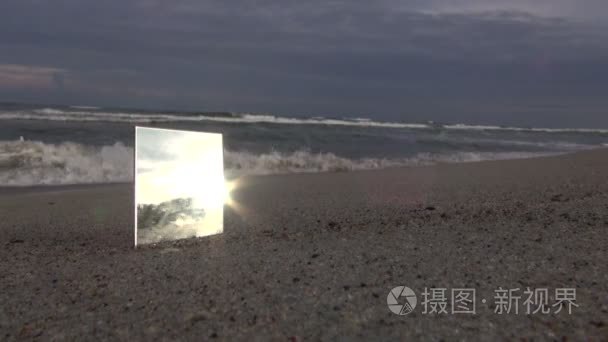 在海滩上的方形镜子视频