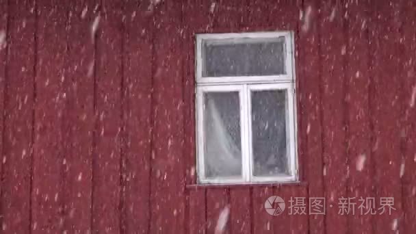 红房子墙体在降雪的窗口视频