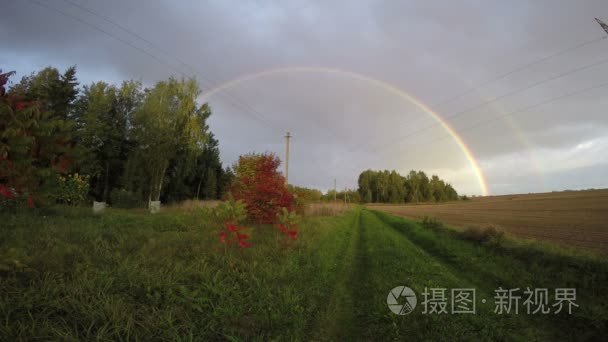 彩虹在乡村的道路和字段，4 k