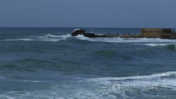 地中海波关闭该撒利亚海岸