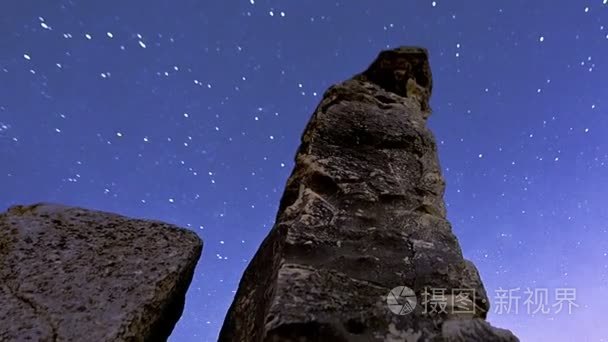 天文延时抬头岩柱在山 Arbel