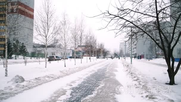 降雪在冰雪覆盖的小巷视频