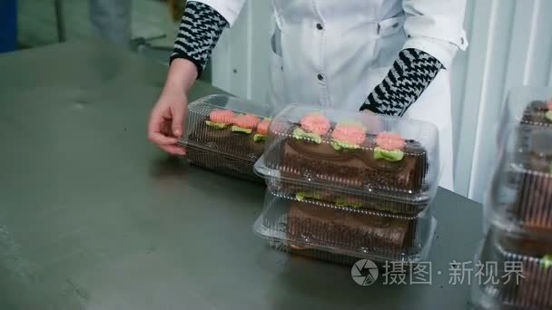 女人包糕点月饼盒视频