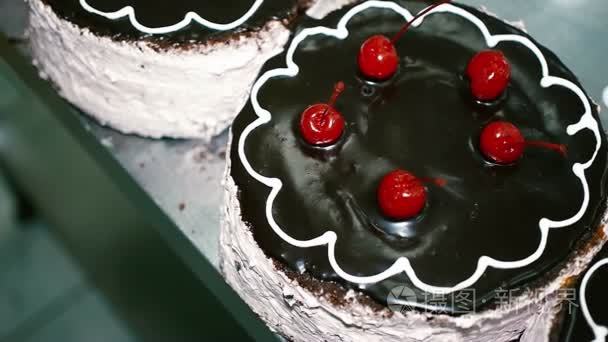 在糖果店里的樱桃巧克力蛋糕视频