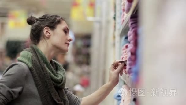 年轻女人在超市选择毛巾视频