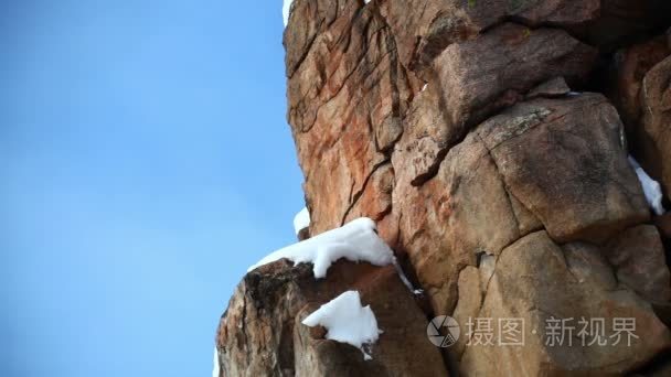 雪上一个高大的红色岩层视频