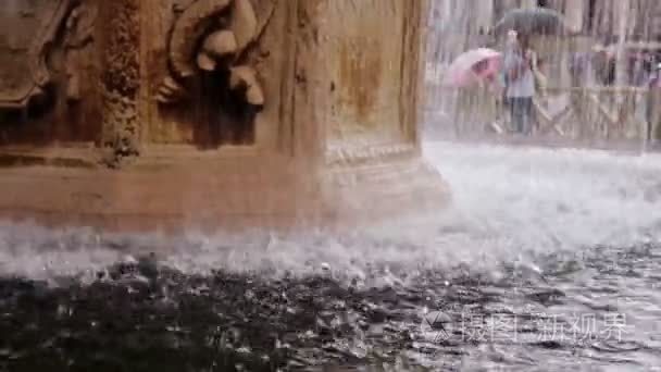 在圣伯多禄广场喷泉的水容器视频
