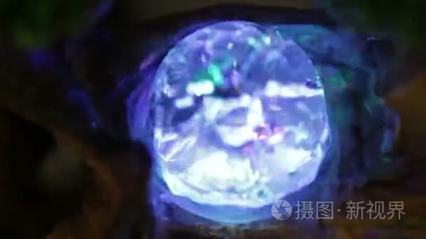 旋转水晶球与五颜六色的灯光视频