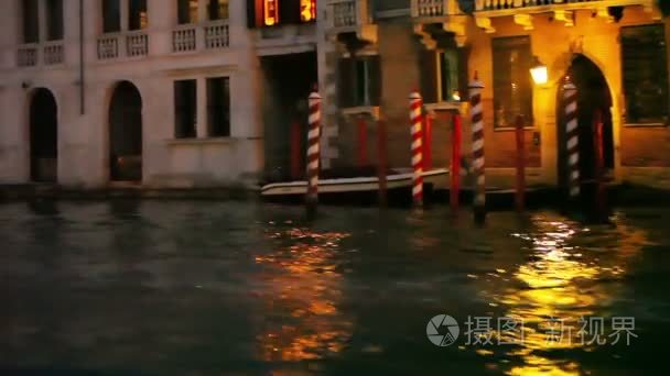 小船路过威尼斯建筑视频