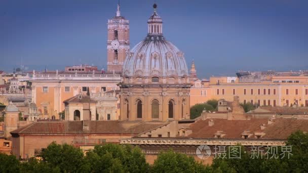圆顶的建筑和钟塔在罗马视频