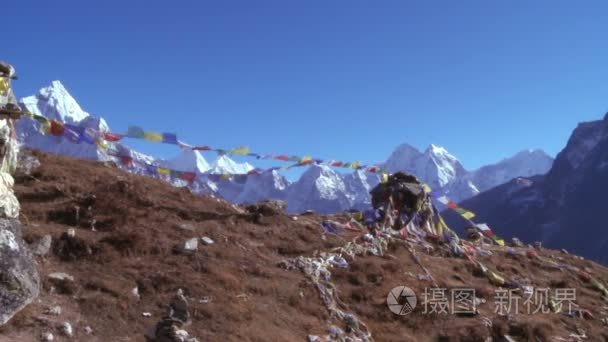 在尼泊尔的喜马拉雅山脉中的五彩经幡